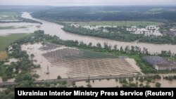 Внаслідок повеней, від яких постраждали Івано-Франківська, Чернівецька, Львівська і Закарпатська області, за офіційними даними, загинули три людини, ще одна – вважається зниклою безвісти