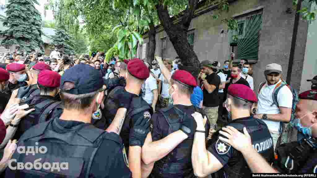 Під час першого засідання, 12 червня, до суду прийшло кілька публічних осіб із проханням про взяття Сергія Стерненка на поруки: колишня виконувачка обов'язків міністра охорони здоров’я Уляна Супрун, колишній в’язень угруповання «ЛНР» Володимир Жемчугов, депутати Верховної Ради Михайло Бондар, Ярослав Юрчишин, Марія Іонова, Ольга Стефанишина та інші політики й громадські діячі