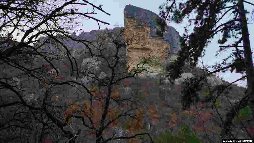 Он же с нижнего ракурса – со дна ущелья