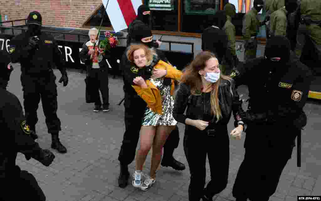 Під час затримання силовиками учасниць жіночого маршу в Мінську, 19 вересня 2020 року. БІЛЬШЕ СВІТЛИН У ФОТОГАЛЕРЕЇ