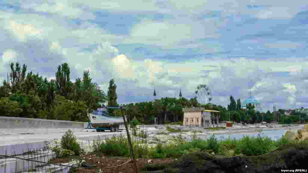 С причала можно также увидеть и безлюдную набережную имени Терешковой, где несколько лет назад развернули, а потом скандально свернули капитальный ремонт. Там – полное затишье