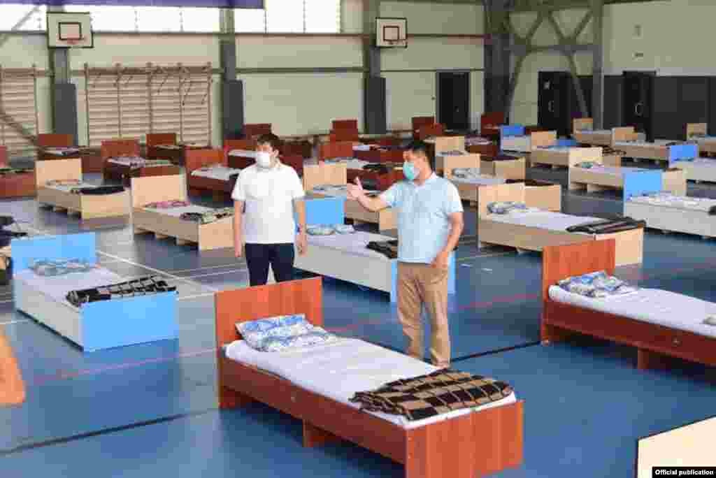 Робочі готують тимчасову лікарню у спортивному залі в Джалал-Абаді, 8 липня. Представники органів охорони здоров'я регіону говорять, що їм потрібно ще 300 кисневих концентраторів. 23 із 372 концентраторів, які зараз є в наявності, не працюють