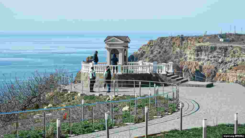 Памятный знак с профилем Пушкина установили в беседке в честь того, что в 1820 году поэт останавливался в православном Георгиевском монастыре – это в нескольких сотнях метров от беседки