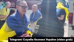 Перші хвилини на свободі. Юрій Шаповалов під час повернення цивільних бранців та військовополонених 14 серпня 2025 року