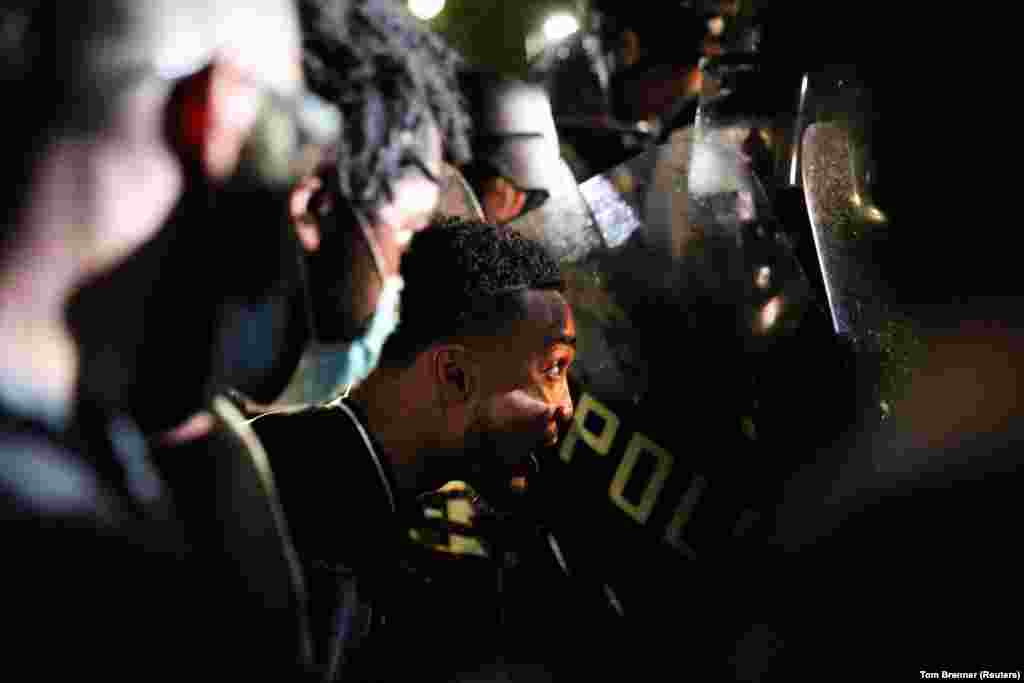 Нацгвардійці США у захисному спорядженні – обличчям до обличчя із протестувальниками в парку Лафайєтт у Вашингтоні. Національна гвардія намагається тримати демонстрантів подалі від Білого дому. США. 30 травня 2020 року (Фото REUTERS/Tom Brenner)