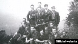 Одна з оприлюднених ГДА СБУ фотографій: Повстанці УПА під час рейду на території Словаччини. 1947 р.