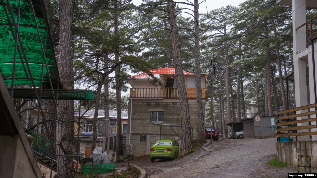 Советские «фавелы» на любой вкус и стоимость. Судя по объявлениям в интернете, за одну из самых скромных (в два этажа на участке 3-5 соток), к примеру, просят более 8 миллионов рублей (около 110 тысяч долларов США)