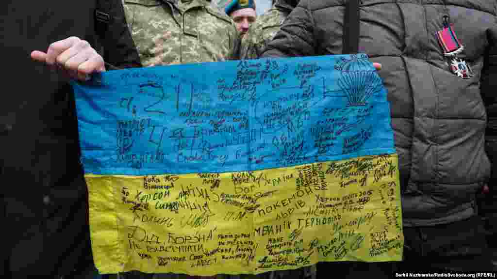 Прапор із підписами оборонців ДАПу – артефакт, який береже «кіборг» 80-ї окремої десантно-штурмової бригади із позивним «Історик» 