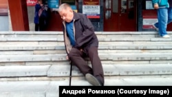 Андрей Романов пытается преодолеть ступеньки тюменской Трудовой инспекции