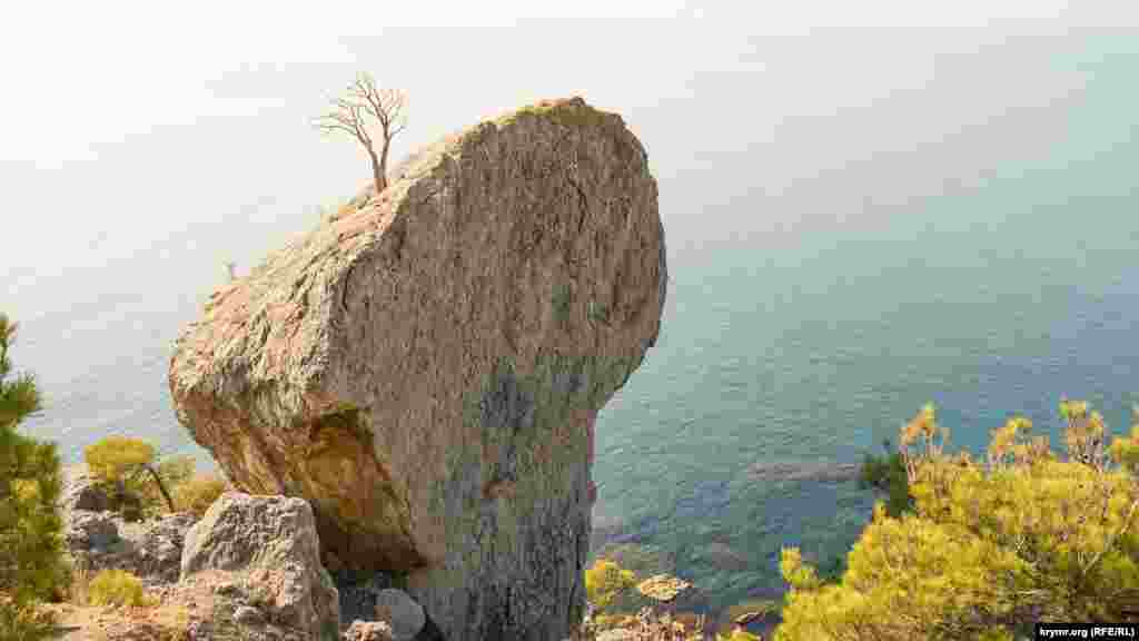 Туристы и местные жители «окрестили» их на свой лад. За этой скалой, к примеру, закрепилось название Топор