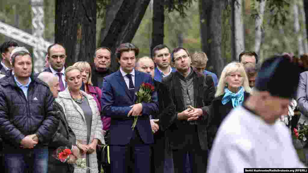 Жалобний захід зі встановлення пам'ятника ромів, розстріляних у Бабиному Яру. У центрі стоїть міністр культури України Євген Нищук