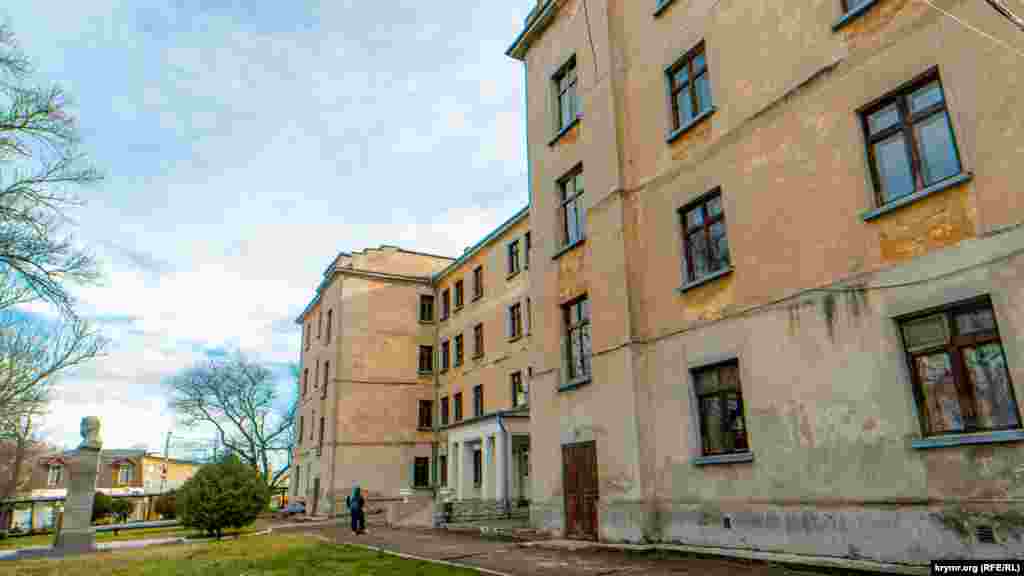 На Студенческой улице находится общежитие №1 Таврической академии российкого «Крымского федерального университета» с бюстом Михаила Фрунзе перед главными воротами