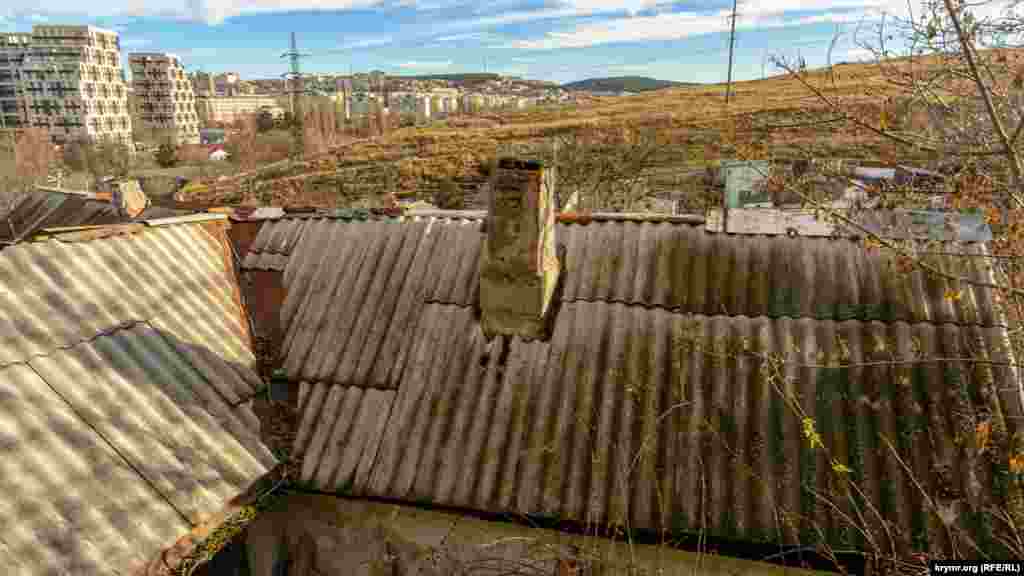 Вид на территорию историко-археологического заповедника «Неаполь Скифский» (вверху справа) и новостройки на берегу Салгира на улице Воровского с Фабричного переулка. Ромская мечеть, режимная «мусорка», дворики и другие места Старого города в Симферополе – в фотогалерее