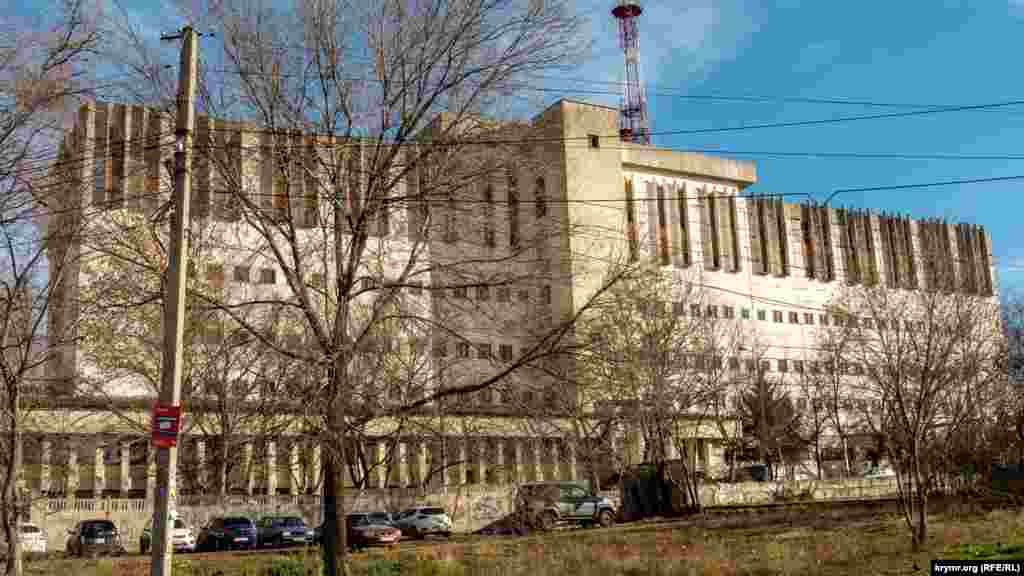 В самом большом строении микрорайона теперь располагается предприятие «Крымэкоресурсы» – региональный оператор по обращению с твердыми коммунальными отходами. Сами жители называет ее «мусорка»