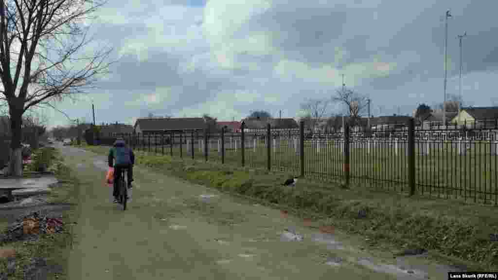 Велосипед – распространенный транспорт в частном секторе. Справа – Джанкойская метеостанция, она расположена между улицами Чехова и Чайковского