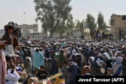 Crowds waiting to cross from Afghanistan into Pakistan at Spin Boldak in November.