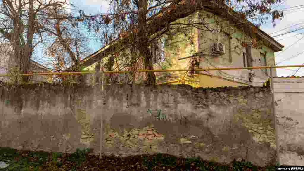 Здание за высоким забором в переулке Холмистый, 7 – мечеть Сейит-Халиль Челеби (Ромская мечеть, Токал-Джами). Здание мечети было построено в середине XIX века. В советское время храм переделали в многоквартирный дом. Мечеть Сейит-Халиль Челеби является единственным культовым исламским зданием крымской столицы, которое не было возвращено общине