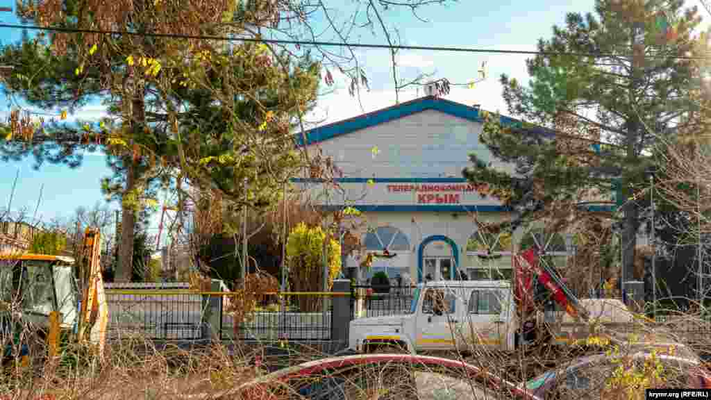 После недавнего урагана у ворот телерадиокомпании «Крым» работала специальная техника