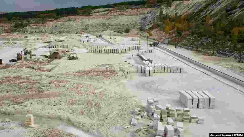 Точнее – прямо на месте режут на готовые строительные блоки. Альминское предприятие строительных материалов, которое занимается этим в селе Скалистое, создали еще в 1954 году