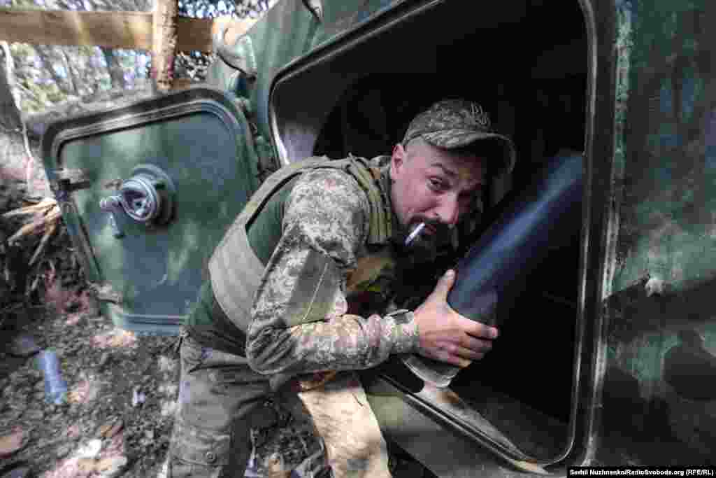 Артем викидає з САУ стріляні гільзи і розповідає: «Я з перших днів на повномасштабній, це мій обовʼязок, я давав присягу, я люблю свою країну, в мене є сімʼя і діти, я їх захищаю. З нічної зміни пішов у військкомат у перший день, я нікому нічого не сказав – мовчки  пішов на війну. Тільки після того, як мене розподілили в підрозділ, я подзвонив додому дружині та дітям і сказав, що я пішов на війну»