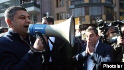 Артур Ванецян (л) – на цьому фото він виступає перед опозиційними демонстрантами в Єревані 11 листопада 2020 року