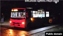 Місцева влада повідомила, що російські військові з дрона атакували маршрутний автобус у Херсоні, внаслідок чого одна людина загинула, ще семеро, за останніми даними, поранені