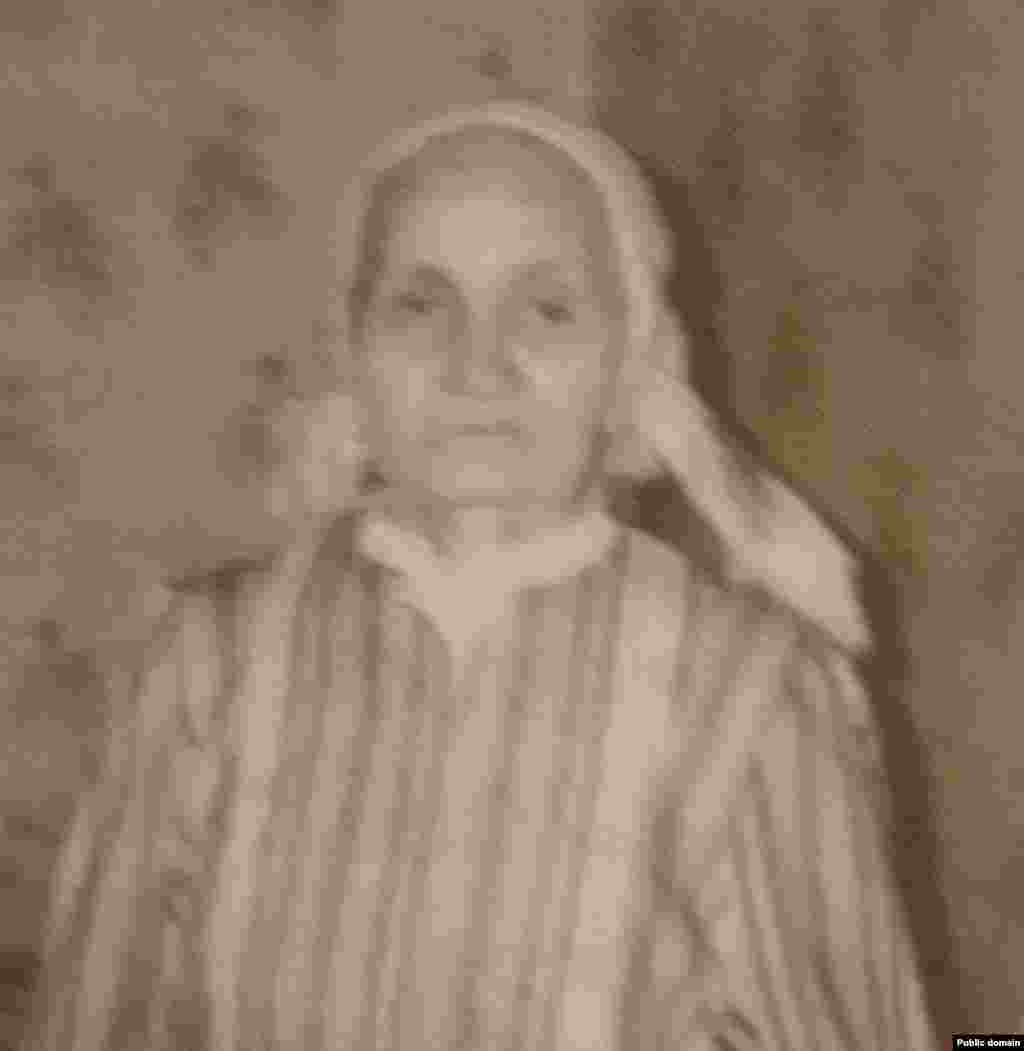 Из-за невыносимых условий и тяжелого труда Зелиха заболела, детей забрали в детдом. Постепенно она стала поправляться, однако дети и отец не выдержали тяжелых условий. В первые годы изгнания Зелиха потеряла отца и пятерых детей, оставшись одна. На фото –Зелиха Пашаева в 2008 году. Об истории Зелихи и «спецпереселенцев» – в материале Гульнары Бекировой