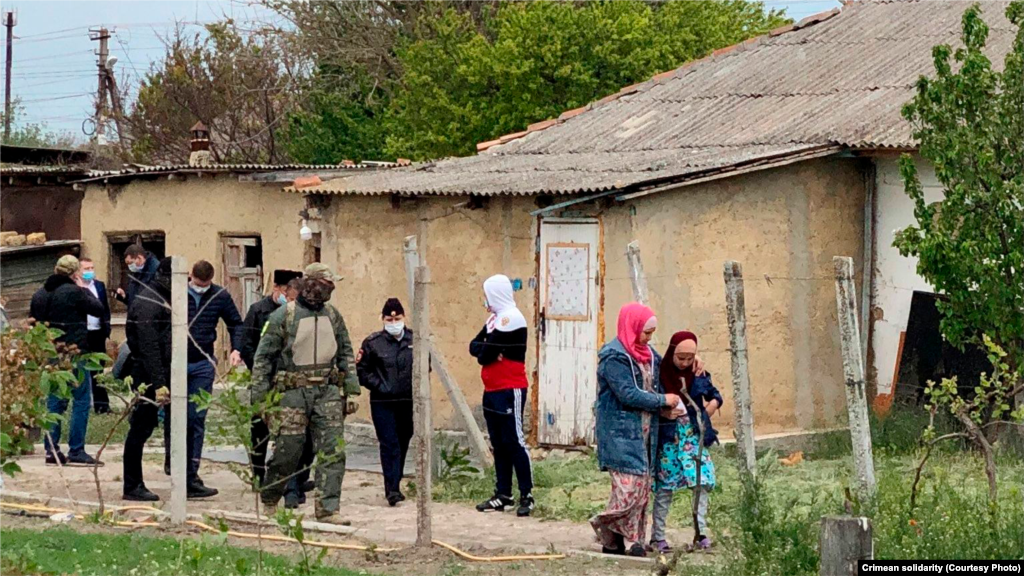 Российская ФСБ изъяла всю электронную технику в доме. Супругу Рахимова, мать двоих несовершеннолетних детей, Сахибу Бурханову силовики увезли в отделение по вопросам миграции ОМВД России по Советскому району