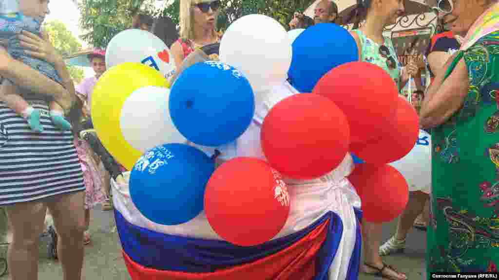 В коляску для детей поместили необычного «младенца».