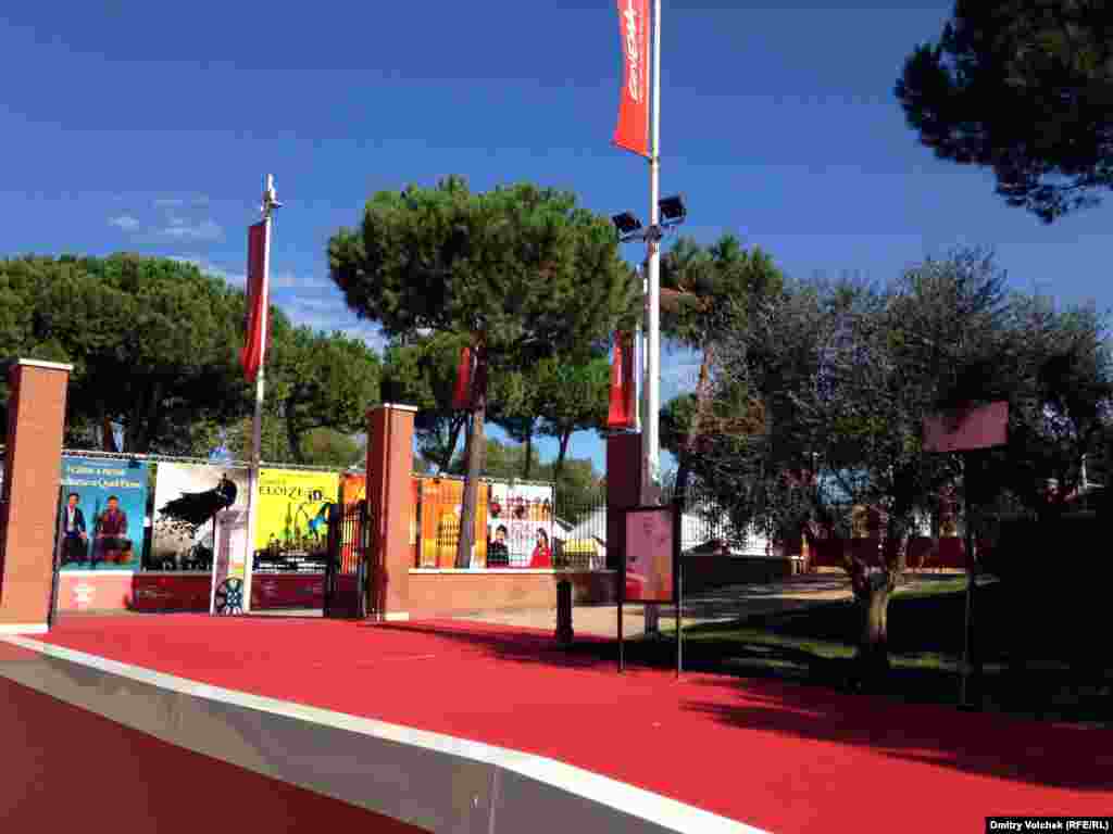 Красная дорожка днем пустует