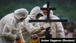 Поховання людини, померлої від коронавірусної інфекції, Санкт-Петербург, Росія, 10 червня 2020 року