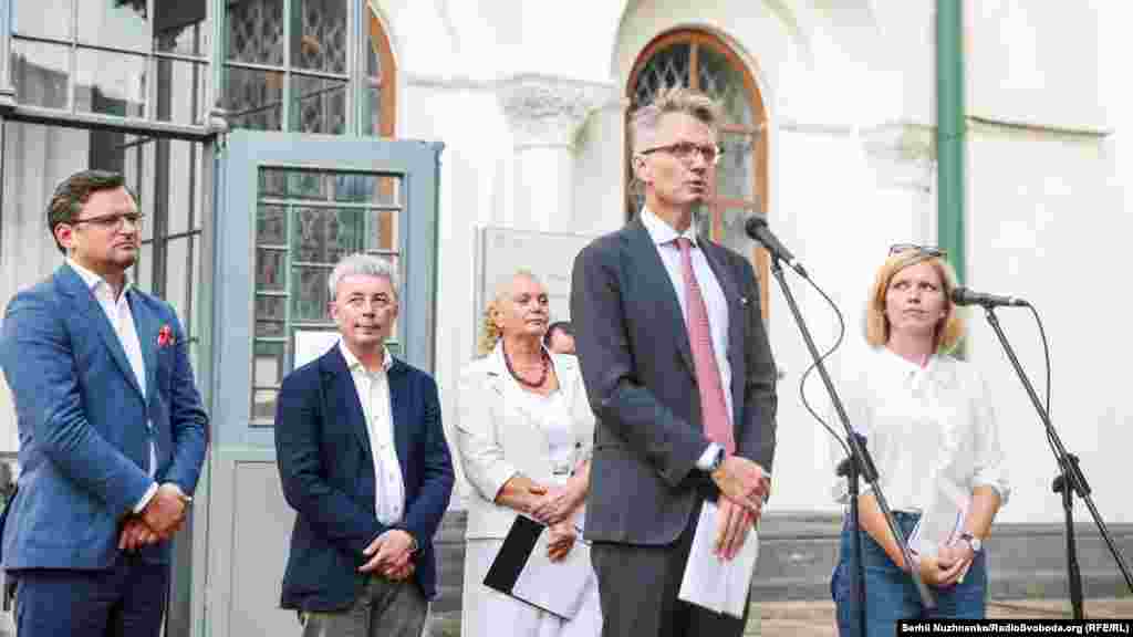 Зліва направо: міністр закордонних справ України Дмитро Кулеба, міністр культури та інформаційної політики Олександр Ткаченко, генеральна директорка Національного заповідника «Софія Київська» Неля Куковальська та посол Швеції в Україні Тобіас Тиберг під час відкриття виставки «Раритети Української козацької держави – Гетьманщини» в Софійському соборі