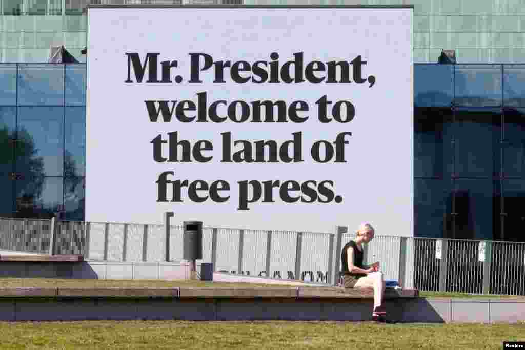 Звернення на стіні для проектора в Гельсінському музичному центрі, перед зустріччю між президентом США Дональдом Трампом та президентом Росії Володимиром Путіним у Гельсінкі. Там написано: «Містере Президенте, вітаємо вас на землі вільної преси»