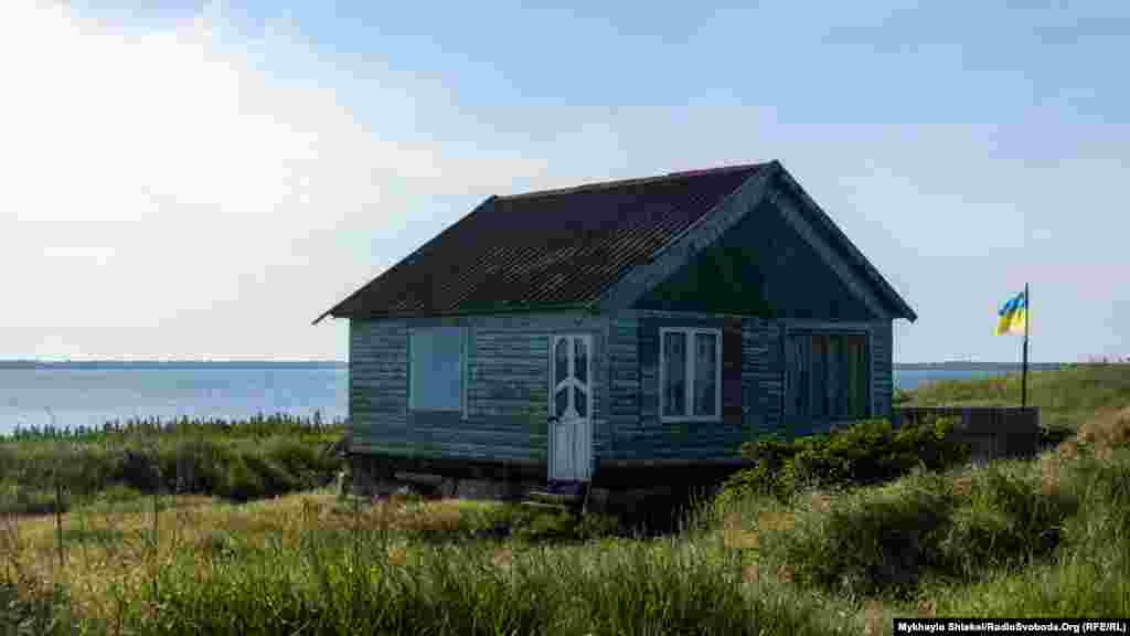 В об’єднану територіальну громаду також входить селище Лебедівка. Деякі тут живуть буквально на березі лиману Бурнас. Він з’єднується з морем через систему каналів. Довжина лиману близько 7 кілометрів, ширина – від 1 до 3 кілометрів.