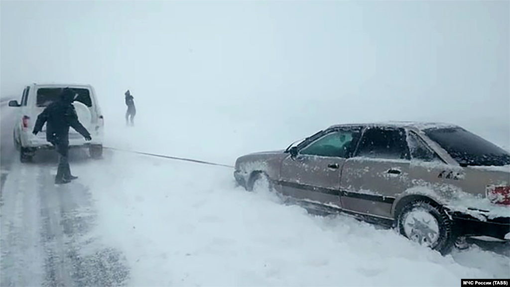 На трассе «Таврида» близ Керченского моста автомобили приходилось доставать из сугробов 