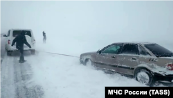 Засыпанный снегом Керченский мост и заблокированное движение: что происходило на въезде в Крым (фотогалерея)