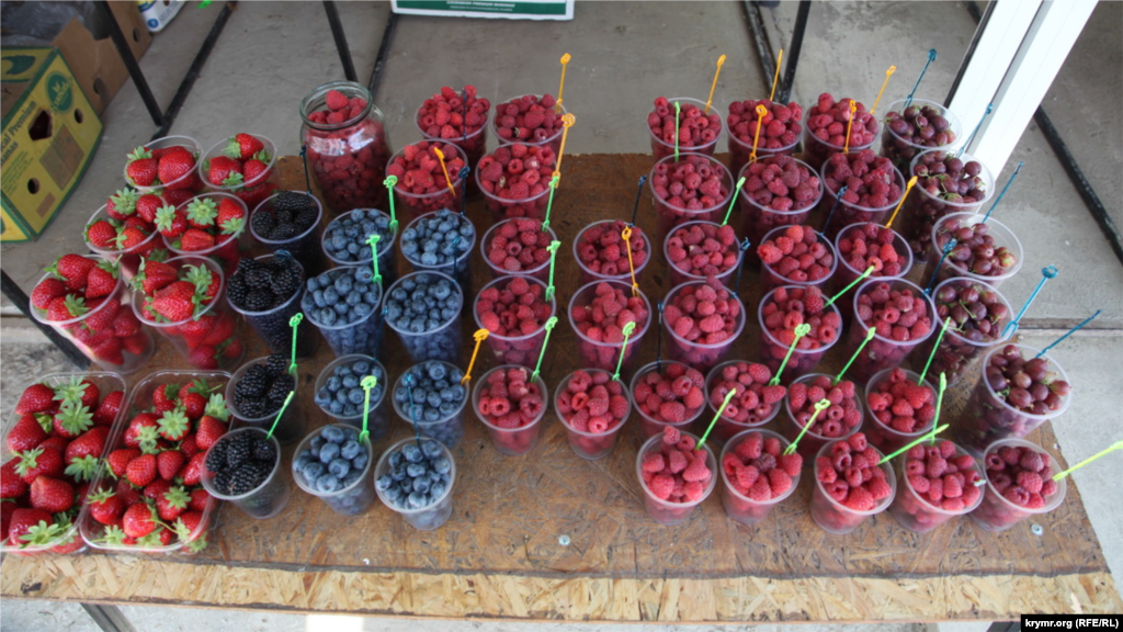 Заканчивается сезон черешни, начинается сезон персиков. Малину будут продавать все лето. За маленький стаканчик просят 50 рублей, за самый большой – 100 рублей