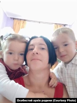 Максим та Настя Симанюк разом з мамою Зоряною