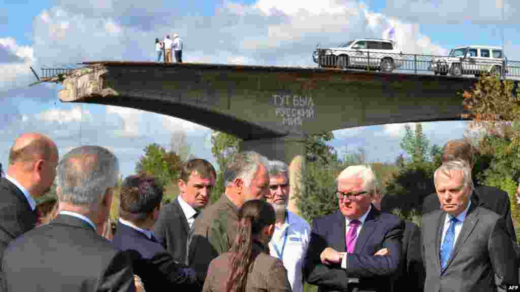 Керівники МЗС Німеччини і Франції (праворуч) неподалік Слов’янська біля моста, який був підірваний влітку 2014 року за наказом одного з ватажків угруповання «ДНР», російського полковника Ігоря Гіркіна. 15 вересня 2016 року. БІЛЬШЕ ПРО ЦЕ