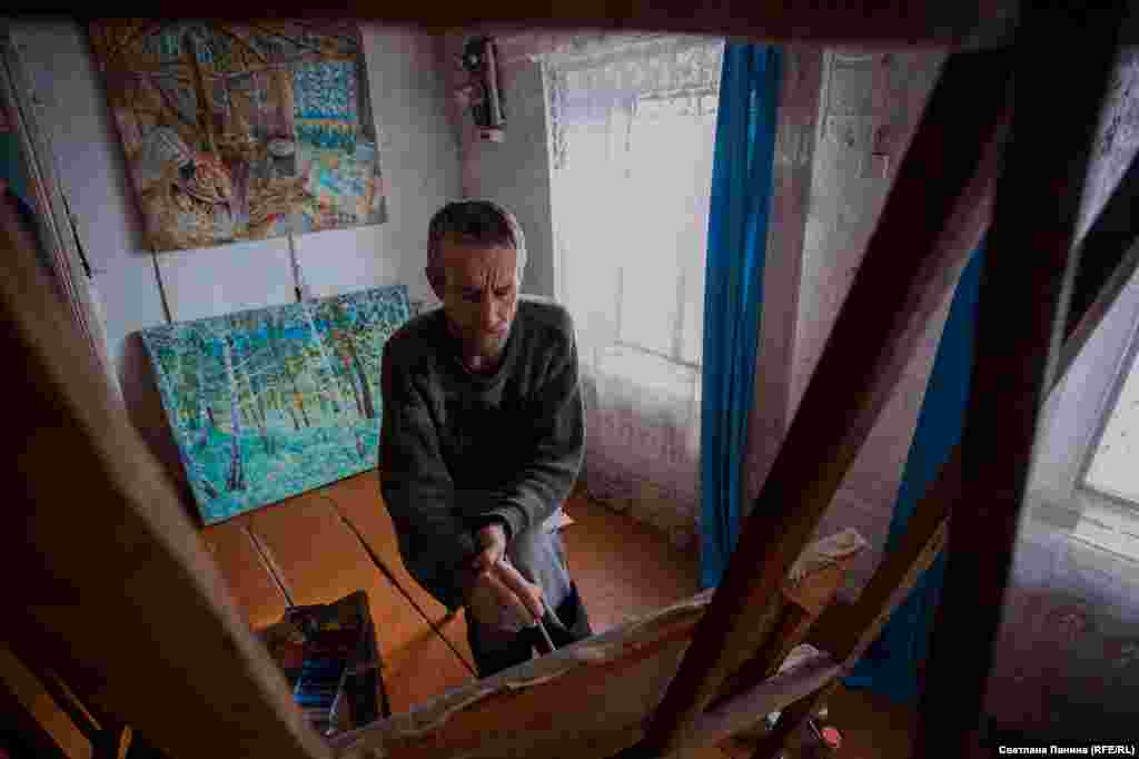 «Я веду нічний спосіб життя. А вдень частіше сплю. Часу для мене не існує», – говорить художник, працюючи над новим пейзажем