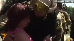 Мешканці Слов’янська вітають українську армію Мешканці Слов’янська вітають українську армію