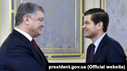 Президент України Петро Порошенко (ліворуч) і помічник державного секретаря США з питань Європи і Євразії Весс Мітчелл. Київ, 15 листопада 2017 року