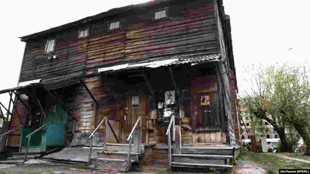 Район построили век назад, первая линия — несколько домов на улице Энгельса — датированы 1906 годом. Остальные строились чуть позже.