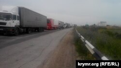 Грузовики в пункте пропуска Чонгар на админгранице с Крымом, 25 июня 2015 года