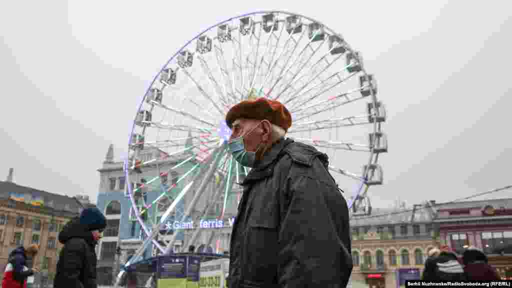 На Контрактовій площі працюватиме оглядове колесо, також організатори обіцяють залити ковзанку та встановити ялинку. «Також на Подолі буде ялинка. Вона матиме 18 метрів і тематику «петриківський розпис». Вона буде оздоблена всім тим природним, чим користувалися українці – яблука, горіхи, така традиційна українська ялинка», – зазначив Ігор Добруцький, засновник проєкту Folk Ukraine, організатор різдвяно-новорічних святкувань на Софійській та Контрактовій площах