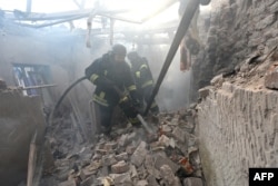 Украинские спасатели на месте атаки беспилотников в Харькове. 22 октября 2025 года.