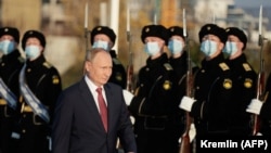 «На відміну від Китаю, російська дезінформація рідко стосується спроби зробити Росію гарною для іноземної аудиторії, – каже Едвард Лукас з Центру аналізу європейської політики. – Йдеться про використання відсутності єдності та поляризації, які вже існують на Заході»