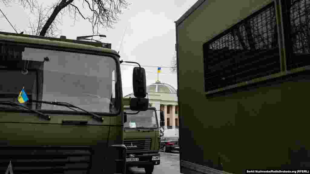 Це не єдиний мітинг в урядовому кварталі цього дня. Ввечері заплановано акції ГО і партій «Національний корпус», «Рух опору капітуляції», «Демократична сокира» і «Справа громад». Вони збираються на майдані Незалежності, звідки планують йти маршем до Офісу президента