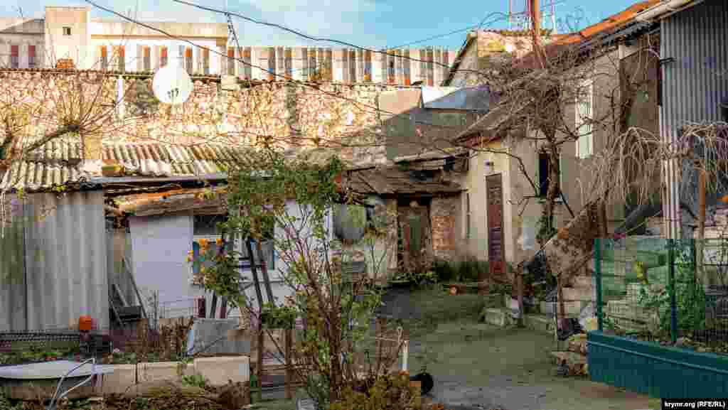 Дворик в Старом городе Симферополя.   Старый город – микрорайон Симферополя, расположенный на склоне и у подножья горы Кая-Баш (в 20 веке – Госпитальная горка или Макурина горка, по имени владельца участка земли на вершине). Существует версия, что жизнь на склоне горы Кая-Баш не прерывалась 2000 лет – здесь находились кварталы бедного населения Неаполя Скифского, которые продолжали здесь жить и после гибели Неаполиса. Старый город состоит из кварталов небольшого средневекового города Акмесджит, бывшего резиденцией второго по значимости после хана лица в иерархии Крымского ханства, калги-султана. Микрорайон отличается типичной для восточных городов планировкой с узкими короткими и кривыми улицами. Он примерно ограничен нынешними улицами Ленина (до революции Губернаторская), Севастопольской, Крылова (Кладбищенская) и Красноармейской (Армейская)