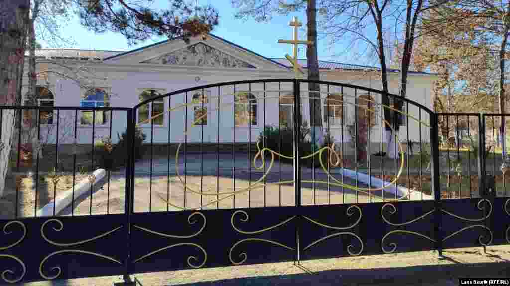 Напротив школы – Преображенская церковь